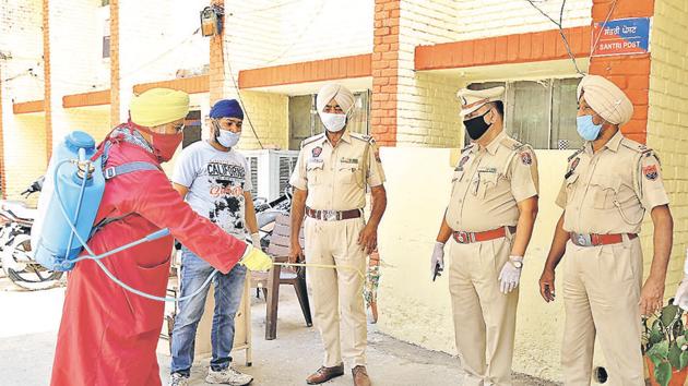 An NGO volunteer sanitising the Sarabha Nagar police stations in Ludhiana on Friday. (Gurpreet Singh/HT) An NGO volunteer sanitising the Sarabha Nagar police stations in Ludhiana on Friday. (Gurpreet Singh/HT)