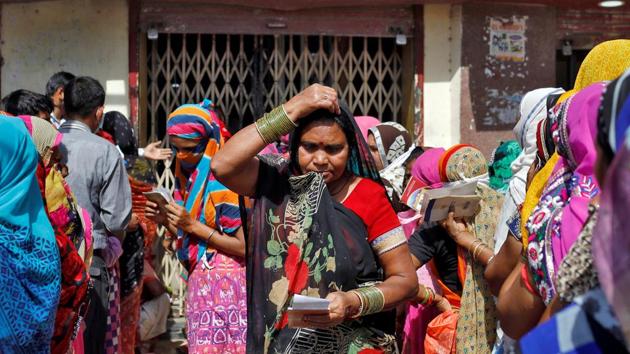 Women leave bank after withdrawing cash during a 21-day nationwide lockdown to slow the spreading of coronavirus disease (COVID-19) in Agra, India, April 7, 2020.(REUTERS)