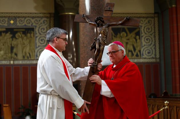 A priest rehearses celebrations of Good Friday liturgy at a church in Berlin, Germany, on April 9.(Reuters Photo) A priest rehearses celebrations of Good Friday liturgy at a church in Berlin, Germany, on April 9.(Reuters Photo)