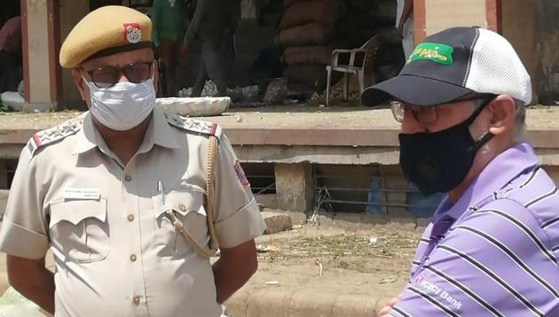 Delhi LG Anil Baijal at a surprise check at Ghazipur food and meat market in east delhi to check on social distancing and wearing face shields