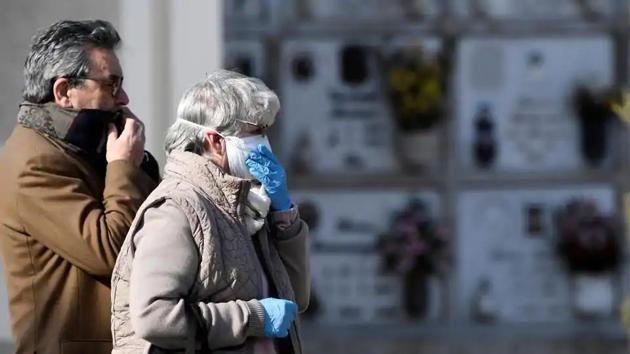 Relatives attend the funeral of a woman who died from Covid-19 as Italy struggles to contain the spread of coronavirus disease in Seriate, Italy on March 28, 2020. (Reuters Photo) Relatives attend the funeral of a woman who died from Covid-19 as Italy struggles to contain the spread of coronavirus disease in Seriate, Italy on March 28, 2020. (Reuters Photo)