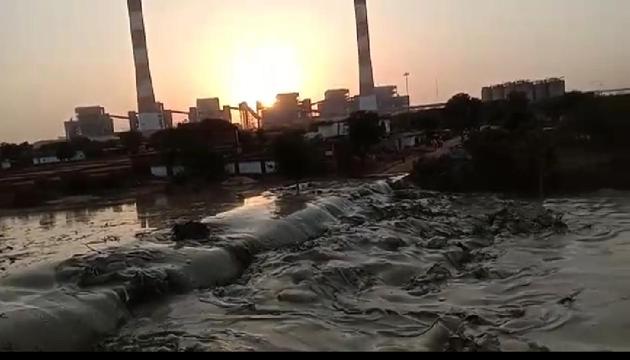 Slush covering part of a village after a fly ash dyke in Reliance’s Sasan Ultra Mega Power Project in Singrauli in Madhya Pradesh breached.(Sourced Photo)