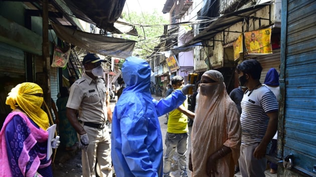 A door-to-door screening exercise at Dharavi in Mumbai on Saturday.(Anshuman Poyrekar/HT PHOTO)
