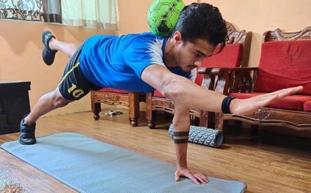 Footballer Ishan Dey does a rigourous five-set circuit at home every day. (HT/PHOTO) Footballer Ishan Dey does a rigourous five-set circuit at home every day. (HT/PHOTO)