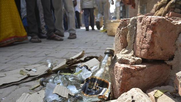 The government has ordered liquor shops across the city to shut down during the nationwide lockdown. It has not been included in the list of essential services, such as grocery, milk or medicines. (Sakib Ali /Hindustan Times) The government has ordered liquor shops across the city to shut down during the nationwide lockdown. It has not been included in the list of essential services, such as grocery, milk or medicines. (Sakib Ali /Hindustan Times)