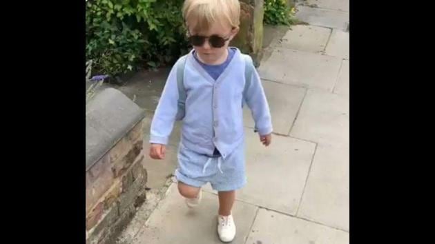 The image shows the tiny tot taking a walk.(Twitter/@ParveenKaswan) The image shows the tiny tot taking a walk.(Twitter/@ParveenKaswan)