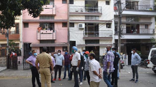 Police and health workers during a visit to a home where covid-19 positive cases emerged. (Ravi Kumar/Hindustan Times) Police and health workers during a visit to a home where covid-19 positive cases emerged. (Ravi Kumar/Hindustan Times)