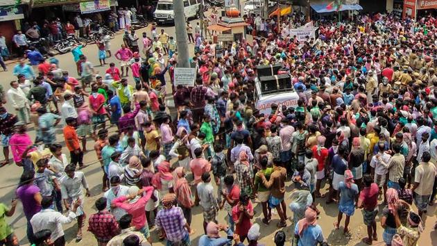 Around 100 people migrant workers took to the streets at Surat’s Laskana area on Friday night violating the lockdown order, the police said.(PTI file photo. Representative image) Around 100 people migrant workers took to the streets at Surat’s Laskana area on Friday night violating the lockdown order, the police said.(PTI file photo. Representative image)