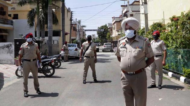 Police personnel standing guard after the death of a resident of Mundi Kharar in Mohali on Friday. (Gurminder Singh/HT) Police personnel standing guard after the death of a resident of Mundi Kharar in Mohali on Friday. (Gurminder Singh/HT)