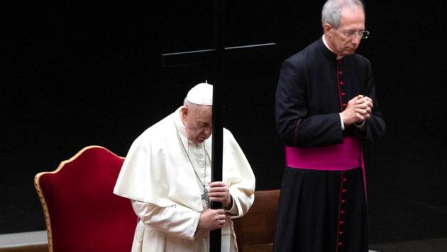 Pope Francis leads the Via Crucis (Way of the Cross) on the Good Friday outside St. Peter's basilica with no public participation due to the outbreak of the coronavirus disease (COVID-19), at the Vatican, April 10, 2020. (REUTERS) Pope Francis leads the Via Crucis (Way of the Cross) on the Good Friday outside St. Peter's basilica with no public participation due to the outbreak of the coronavirus disease (COVID-19), at the Vatican, April 10, 2020. (REUTERS)