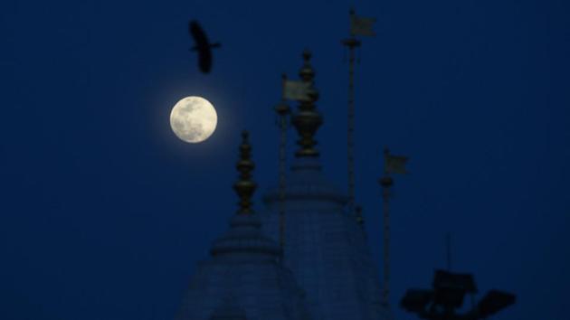 Coronavirus in India: A full moon seen against a temple, on day fourteen of the 21 day lockdown against coronavirus, in the outskirts of East Delhi, India, on Tuesday, April 7, 2020.(Vipin Kumar/HT PHOTO) Coronavirus in India: A full moon seen against a temple, on day fourteen of the 21 day lockdown against coronavirus, in the outskirts of East Delhi, India, on Tuesday, April 7, 2020.(Vipin Kumar/HT PHOTO)