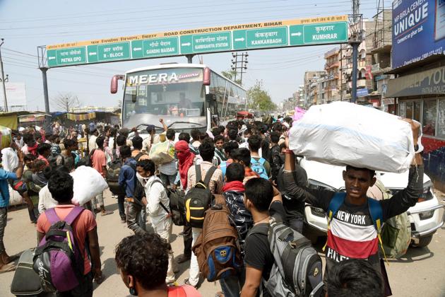 Migrant workers trying to board an overcrowded bus on the first day of the lockdown in Patna on March 23, 2020.(Santosh Kumar/Hindustan Times) Migrant workers trying to board an overcrowded bus on the first day of the lockdown in Patna on March 23, 2020.(Santosh Kumar/Hindustan Times)