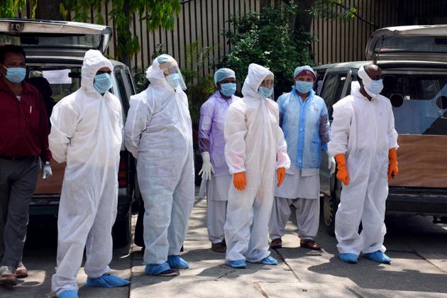 Medical staff wear protective suits before leaving to collect the samples for COVID-19 testing in Ranchi on Thursday, April 9, 2020. (ANI)