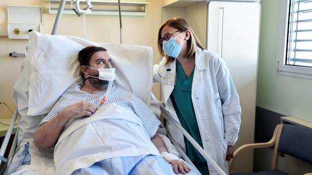 Geriatrician Federico De Luca is seen with Dr. Cinzia Gambarini as he sits up in bed after recovering from COVID-19 at the Circolo hospital in Varese, Italy. Italy has lost a hundred doctors to the pandemic since February according to Italy’s FNOMCeO health association. (Flavio Lo ScalzoREUTERS) Geriatrician Federico De Luca is seen with Dr. Cinzia Gambarini as he sits up in bed after recovering from COVID-19 at the Circolo hospital in Varese, Italy. Italy has lost a hundred doctors to the pandemic since February according to Italy’s FNOMCeO health association. (Flavio Lo ScalzoREUTERS)