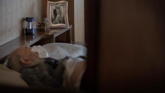 Leopoldo Roman, 85, lies in bed wearing a face mask as he waits for doctors during a home medical visit. Roman, whose leg was amputated years ago, has to pay for daily care out of his pension since the public system only provides for a social worker to come for an hour a day, three days a week. (Emilio Morenatti / AP) Leopoldo Roman, 85, lies in bed wearing a face mask as he waits for doctors during a home medical visit. Roman, whose leg was amputated years ago, has to pay for daily care out of his pension since the public system only provides for a social worker to come for an hour a day, three days a week. (Emilio Morenatti / AP)