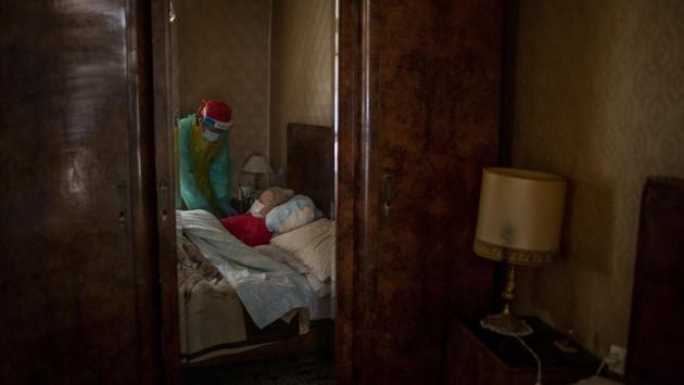 Josefa Ribas is attended to by nurse Laura Valdes. Before the virus struck, Ribas’ nurses would be accompanied by social workers during their weekly visits to treat her bedsores. But those workers have stopped coming, either because they got sick, or are observing stay-at-home orders or themselves caring for loved ones. (Emilio Morenatti / AP) Josefa Ribas is attended to by nurse Laura Valdes. Before the virus struck, Ribas’ nurses would be accompanied by social workers during their weekly visits to treat her bedsores. But those workers have stopped coming, either because they got sick, or are observing stay-at-home orders or themselves caring for loved ones. (Emilio Morenatti / AP)