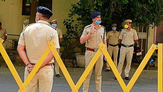 A senior police officer gives instructions to a police team deployed outside the Laburnum Condominium containment area at Sushant Lok-1 near IFFCO Chowk metro station,Gurugram, Haryana. (Parveen Kumar / HT Photo) A senior police officer gives instructions to a police team deployed outside the Laburnum Condominium containment area at Sushant Lok-1 near IFFCO Chowk metro station,Gurugram, Haryana. (Parveen Kumar / HT Photo)