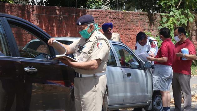 Chandigarh police impounding vehicles in Sector 8 during curfew on Saturday. (Sanjeev Sharma/HT) Chandigarh police impounding vehicles in Sector 8 during curfew on Saturday. (Sanjeev Sharma/HT)