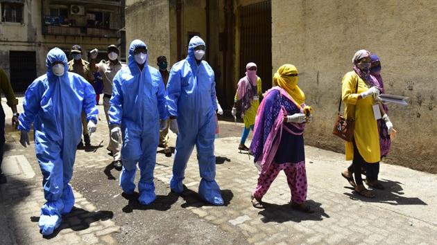 Doctors of Indian Medical Association conducted door to door screening camp, following Covid-19 pandemic at Dharavi in Mumbai.(Anshuman Poyrekar/HT Photo)