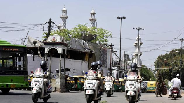 A special women patrol unit of the Delhi Police on the rounds near Turkman Gate, on day eighteen of the 21 day lockdown to limit the coronavirus, in New Delhi, India on Saturday, April 11, 2020. (Sonu Mehta/HT PHOTO) A special women patrol unit of the Delhi Police on the rounds near Turkman Gate, on day eighteen of the 21 day lockdown to limit the coronavirus, in New Delhi, India on Saturday, April 11, 2020. (Sonu Mehta/HT PHOTO)