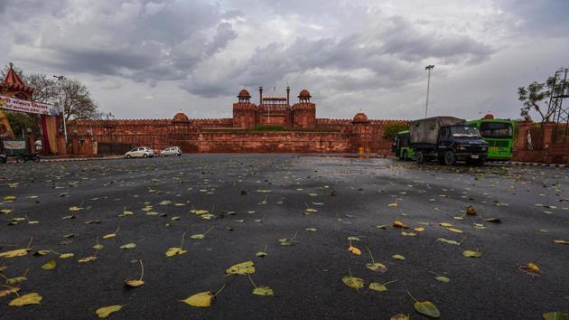 The Red Fort, foregrounded by dry leaves on the road, during the lockdown, in Delhi. (Biplov Bhuyan / HT Photo) The Red Fort, foregrounded by dry leaves on the road, during the lockdown, in Delhi. (Biplov Bhuyan / HT Photo)