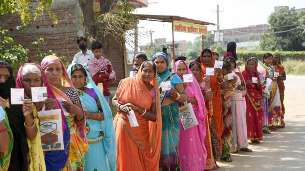 Women wait in queue outside a bank to withdraw money from their Jan Dhan accounts at Anisabad in Patna on April 9.(Santosh Kumar/HT Photo) Women wait in queue outside a bank to withdraw money from their Jan Dhan accounts at Anisabad in Patna on April 9.(Santosh Kumar/HT Photo)