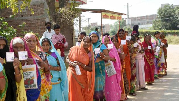 Women wait in queue outside a bank to withdraw money from their Jan Dhan accounts at Anisabad in Patna on April 9.(Santosh Kumar/HT Photo)