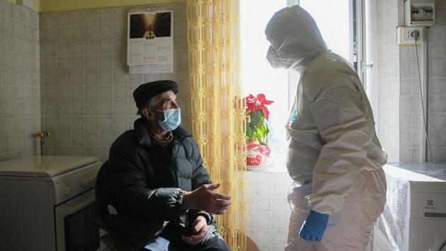 Laura (right), a nurse volunteering for AVAP, a local volunteers association, talks to Onelio, 85, recovering at home from a broken rib in Palagano, during the country’s lockdown aimed at stopping the spread of the COVID-19 pandemic. (Piero Cruciatti / AFP) Laura (right), a nurse volunteering for AVAP, a local volunteers association, talks to Onelio, 85, recovering at home from a broken rib in Palagano, during the country’s lockdown aimed at stopping the spread of the COVID-19 pandemic. (Piero Cruciatti / AFP)