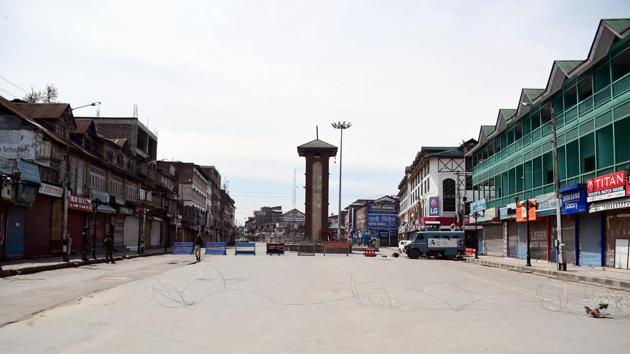 A view of the deserted road during the nationwide lockdown as a preventive measure against the COVID-19 coronavirus, in Srinagar on Saturday. (ANI Photo) (ANI) A view of the deserted road during the nationwide lockdown as a preventive measure against the COVID-19 coronavirus, in Srinagar on Saturday. (ANI Photo) (ANI)