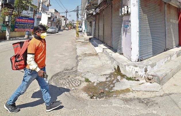A delivery boy on his way to deliver food items during curfew at Harnam Nagar in Model town area in Ludhiana on Sunday.(Gurpreet Singh/HT) A delivery boy on his way to deliver food items during curfew at Harnam Nagar in Model town area in Ludhiana on Sunday.(Gurpreet Singh/HT)