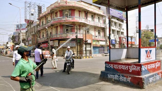 A municipal worker sprays disinfectant at Dak Bungalow crossing in Patna to check the spread of coronavirus. (Santosh Kumar/HT PHOTO) A municipal worker sprays disinfectant at Dak Bungalow crossing in Patna to check the spread of coronavirus. (Santosh Kumar/HT PHOTO)