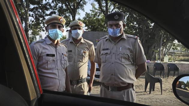 Policemen wearing face masks check a vehicle during a country wide lockdown amid concerns over the spread of coronavirus, on the outskirts of New Delhi, India, Saturday, April 4, 2020. (AP photo) Policemen wearing face masks check a vehicle during a country wide lockdown amid concerns over the spread of coronavirus, on the outskirts of New Delhi, India, Saturday, April 4, 2020. (AP photo)