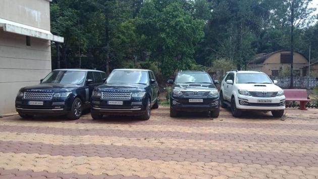 The luxury vehicles, in which DHFL promoters Kapil and Dheeraj Wadhawan travelled to their farmhouse in Mahabaleshwar during the coronavirus lockdown, seized on Sunday and brought to Panchgani police station by the Satara police on the instructions of the Enforcement Directorate. (HT PHOTO) The luxury vehicles, in which DHFL promoters Kapil and Dheeraj Wadhawan travelled to their farmhouse in Mahabaleshwar during the coronavirus lockdown, seized on Sunday and brought to Panchgani police station by the Satara police on the instructions of the Enforcement Directorate. (HT PHOTO)