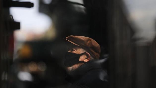 A man wearing a face mask as a precautionary measure, in the Borough Park neighbourhood of the Brooklyn borough. American geneticists estimate that COVID-19 started spreading here from Europe in February, before New York’s first confirmed case on March 1. (Spencer Platt / AFP) A man wearing a face mask as a precautionary measure, in the Borough Park neighbourhood of the Brooklyn borough. American geneticists estimate that COVID-19 started spreading here from Europe in February, before New York’s first confirmed case on March 1. (Spencer Platt / AFP)