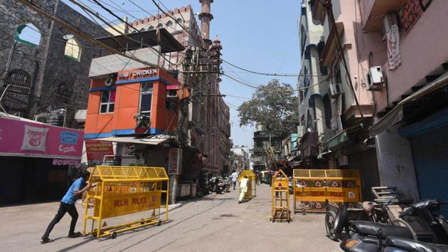 Police barricades are placed to seal Chandni Mahal containment zone near Turkman Gate. Two of the five people who died on Sunday – both residents of Turkman Gate – were in their early 40s. (Sonu Mehta/HT Photo) Police barricades are placed to seal Chandni Mahal containment zone near Turkman Gate. Two of the five people who died on Sunday – both residents of Turkman Gate – were in their early 40s. (Sonu Mehta/HT Photo)