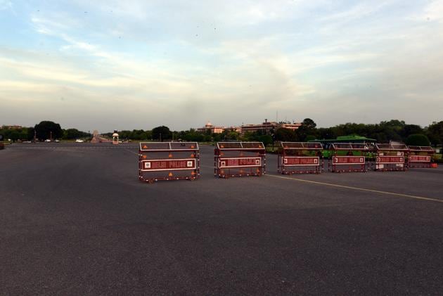 Deserted view of Vijay Chowk on day nineteen of the 21-day nationwide lockdown to check the spread of coronavirus, at Rajpath, in New Delhi, India, on Sunday, April 12, 2020. (Arvind Yadav/HT PHOTO) Deserted view of Vijay Chowk on day nineteen of the 21-day nationwide lockdown to check the spread of coronavirus, at Rajpath, in New Delhi, India, on Sunday, April 12, 2020. (Arvind Yadav/HT PHOTO)