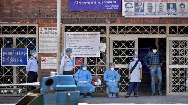 Doctors and other medical staff at the LNJP Hospital, New Delhi, April 12, 2020(Sushil Kumar/HT PHOTO)