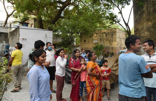 People gather outside their houses after the earthquake measuring 3.5 on the Richter scale, near Mandi House, in New Delhi.(Arvind Yadav/HT PHOTO)