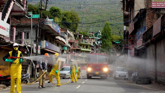 The city administration is sanitizing the roads by spraying disinfectant to contain the coronavirus pandemic, in Kullu on Tuesday.(ANI photo) The city administration is sanitizing the roads by spraying disinfectant to contain the coronavirus pandemic, in Kullu on Tuesday.(ANI photo)