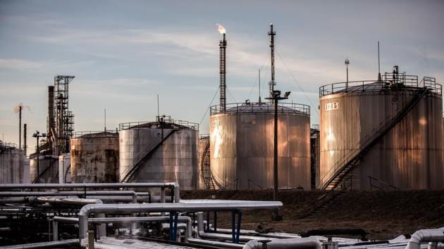 Top oil-producing countries agreed Sunday to record output cuts(Bloomberg) Top oil-producing countries agreed Sunday to record output cuts(Bloomberg)