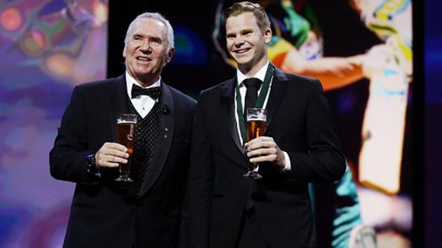 SYDNEY, AUSTRALIA - JANUARY 27: Steve Smith (R) of Australia poses on stage with Allan Border (L) after winning the Allan Border Medal during the 2015 Allan Border Medal.(Getty Images)