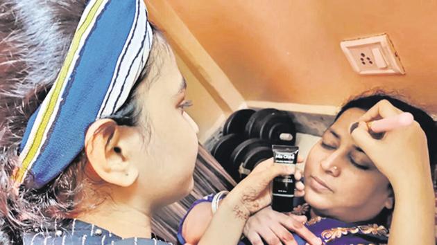 Sameen Shaikh likes to experiment with beauty tips on her best client - her mother Sameen Shaikh likes to experiment with beauty tips on her best client - her mother
