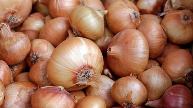 Hairfall, thinning, dandruff: Onion oil for all your hair care needs | Fashion Trends - Hindustan Times Hairfall, thinning, dandruff: Onion oil for all your hair care needs | Fashion Trends - Hindustan Times