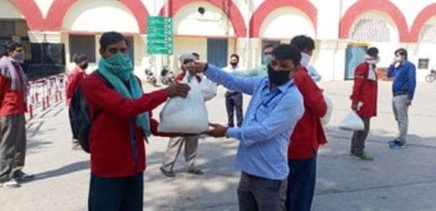 Licensed porters being given ration kits while maintaining social distancing. (HT Photo) Licensed porters being given ration kits while maintaining social distancing. (HT Photo)