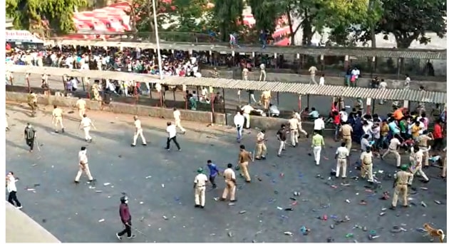 Mumbai Police dispersed the crowd of hundreds of migrant workers who were demanding that the railways run trains to take them home(Screenshot/sourced)