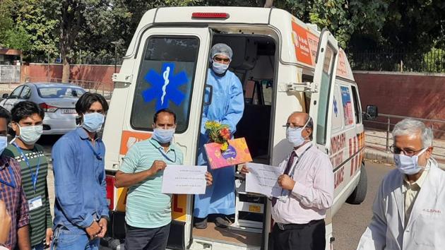 The Chandigarh PGIMER nurse who recovered from Covid-19 being sent home, where he will be in self isolation for two more weeks.(HT photo)