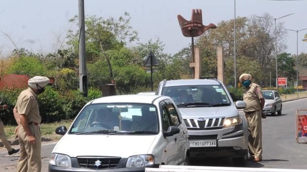 Police keeping a stringent check on vehicular movement on the Chandigarh-Zirakpur border on Tuesday.(Keshav Singh/HT)