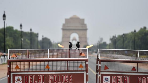 Police barricades seen at Rajpath during the lockdown in New Delhi.(Ajay Aggarwal/HT PHOTO)
