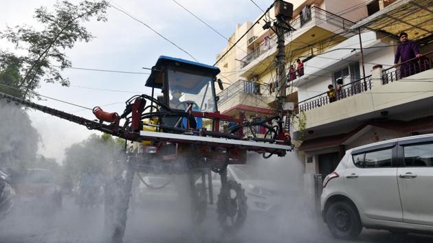 Of the 1,451 active infections, 49 are in the intensive care unit with five of them on ventilator. So far, samples from 15,032 people have been collected in Delhi and result of 1,008 were awaited till Monday evening.(Ajay Aggarwal/HT photo)