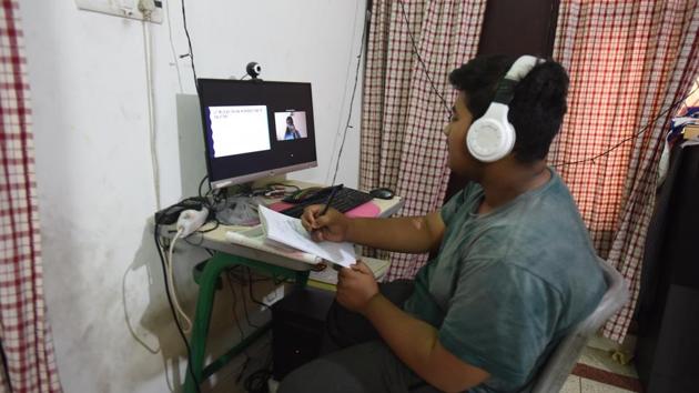 However, with the rapid spread of Covid-19 cases and the subsequent shutting of all schools, most students and parents are now adjusting to a new alternative — online learning.(Raj K Raj/HT file photo)